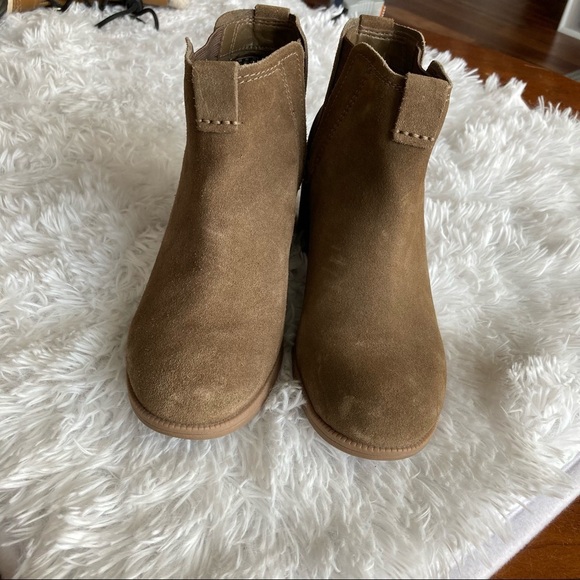 Clarks Suede Ankle Boot - Picture 1 of 6